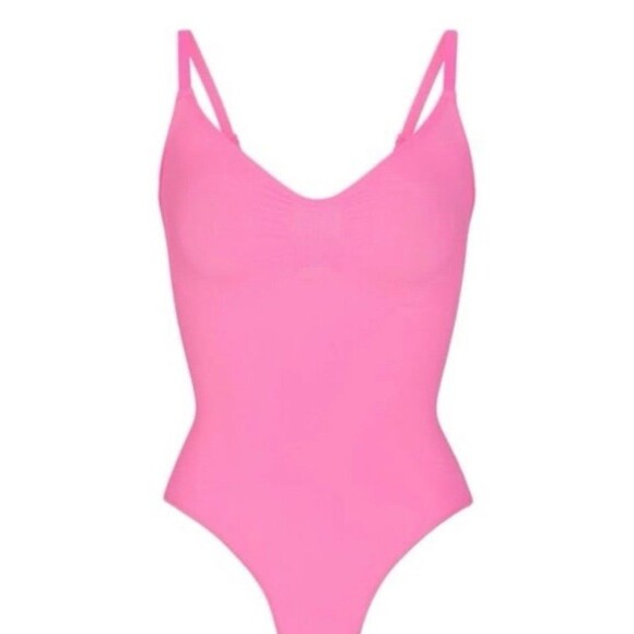 SKIMS Tops - Skims pink seamless sculpting thong bodysuit